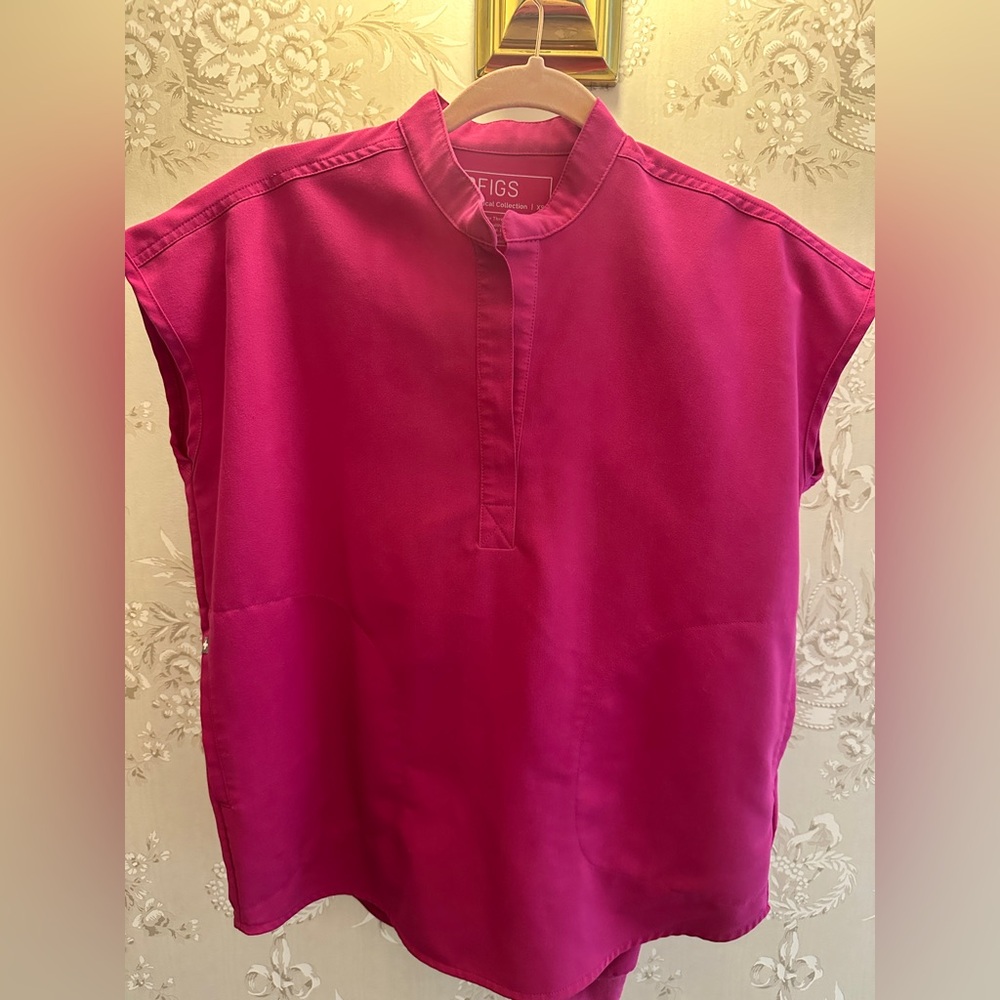 Figs rafaela raspberry sorbet top in XS